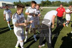 FC Ingolstadt 04 - B Junioren - Bezirksoberliga - U17 - Sektdusche am Trainer Andreas Thomas - Foto: Jürgen Meyer