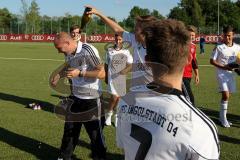 FC Ingolstadt 04 - B Junioren - Bezirksoberliga - U17 - Sektdusche am Trainer Andreas Thomas - Foto: Jürgen Meyer