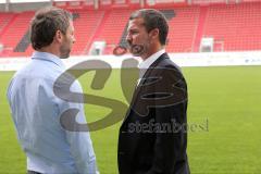 2. BL - FC Ingolstadt 04 - Saison 2013/2014 - Pressekonferenz neuer Chef-Trainer Marco Kurz - Sportdirektor Thomas Linke und Cheftrainer Marco Kurz unterhalten sich im Sportpark