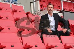 2. BL - FC Ingolstadt 04 - Saison 2013/2014 - Pressekonferenz neuer Chef-Trainer Marco Kurz in seiner neuen Wirkungsstätte. Probesitzen im Stadion