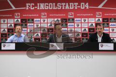 2. BL - FC Ingolstadt 04 - Saison 2013/2014 - Pressekonferenz neuer Chef-Trainer Marco Kurz - von links, Sportdirektor Thomas Linke, Pressesprecher Oliver Samwald und Cheftrainer Marco Kurz