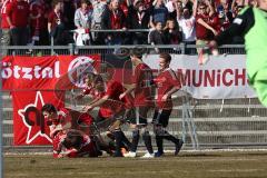 Regionalliga Süd - FC Ingolstadt 04 II - FC Bayern II - Manuel Ott zieht ab zum 1:0 Tor, Jubel mit der Mannschaft vor den München Fans