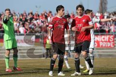 Regionalliga Süd - FC Ingolstadt 04 II - FC Bayern II - Stefan Müller und Marcel Hagmann vor dem Torwart Lukas Raeder (FCB)