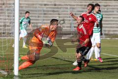 Regionalliga Bayern - FC Ingolstadt 04 II - SpVgg Greuther Fürth II - 0:3 - Marcel Hagmann und Karl-Heiz Lappe verpassen eine klare Torchance, Torwart Tom Mickel kommt zuvor