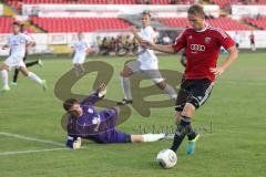 Regionalliga Bayern - FC Ingolstadt 04 II - FC Bamberg 1:0 - Philipp Hofmann kommt zum Tor, spielt Bambergs Torwart Mario Aller aus und verfehlt knapp das leere Tor