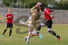 Regionalliga Bayern - FC Ingolstadt 04 II - Rain am Lech - Reagy Baah Ofosu rechts kommt zu spät, Torwart Kevin Maschke schnappt sich den Ball