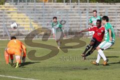 Regionalliga Bayern - FC Ingolstadt 04 II - SpVgg Greuther Fürth II - 0:3 - Reagy Ofosu zieht aufs Tor ab und verfehlt knapp, Torwart Tom Mickel