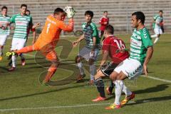 Regionalliga Bayern - FC Ingolstadt 04 II - SpVgg Greuther Fürth II - 0:3 - Torwart Tom Mickel klärt vor Karl-Heinz Lappe