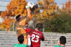 Regionalliga Bayern - FC Ingolstadt 04 II - SpVgg Greuther Fürth II - 0:3 - Torwart Tom Mickel boxt den Ball von Marcel Hagmann weg