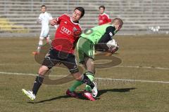 Regionalliga Süd - FC Ingolstadt 04 II - FC Bayern II - Stefan Müller kommt zu spät, Torwart Lukas Raeder (FCB) fängt den Ball