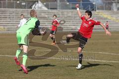 Regionalliga Süd - FC Ingolstadt 04 II - FC Bayern II - Stefan Müller kommt zu spät, Torwart Lukas Raeder (FCB) fängt den Ball