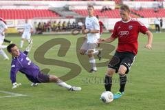 Regionalliga Bayern - FC Ingolstadt 04 II - FC Bamberg 1:0 - Philipp Hofmann kommt zum Tor, spielt Bambergs Torwart Mario Aller aus und verfehlt knapp das leere Tor