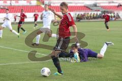 Regionalliga Bayern - FC Ingolstadt 04 II - FC Bamberg 1:0 - Philipp Hofmann kommt zum Tor, spielt Bambergs Torwart Mario Aller aus und verfehlt knapp das leere Tor