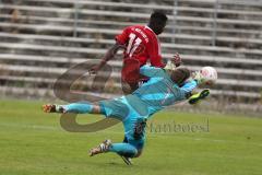 Bayernliga U19 - FC Ingolstadt 04 - 1.FC Nürnberg - Aloe Ihenacho scheitert hier an Torwart Sebastian Kolbe im Alleingang