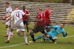 Bayernliga U19 - FC Ingolstadt 04 - 1.FC Nürnberg - Mitte  Michael Zahnt wird der Ball von Torwart Sebastian Kolbe weg genommen und erklommt nicht mehr hin