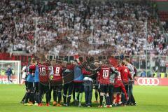 2. Bundesliga - Fußball - FC Ingolstadt 04 - 1. FC Nürnberg - Die Mannschaft im Kreis vor den Nürnberger Fans