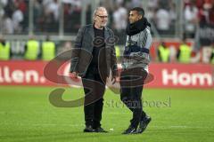 2. Bundesliga - Fußball - FC Ingolstadt 04 - 1. FC Nürnberg - Vorsitzender des Vorstandes Peter Jackwerth (FCI) nach dem Spiel mit dem verletzten Kapitäan Marvin Matip (34, FCI)