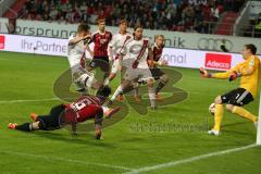 2. Bundesliga - Fußball - FC Ingolstadt 04 - 1. FC Nürnberg - Alfredo Morales (6, FCI) köpft zum Tor, Schäfer, Raphael (1.FCN 1) hält den Ball, große Chance