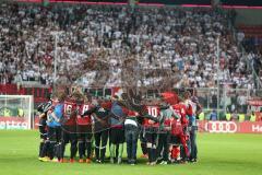 2. Bundesliga - Fußball - FC Ingolstadt 04 - 1. FC Nürnberg - Die Mannschaft im Kreis vor den Nürnberger Fans