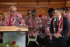 FC Ingolstadt 04 - Meisterfeier - Bundesliga Aufstieg - voller Rathausplatz - Stimmung - Fans - Historischer Sitzungssaal, Eintrag ins Goldene Buch - Vorsitzender des Vorstandes Peter Jackwerth (FCI) mit Oberbürgermeister Dr. Christian Lösel