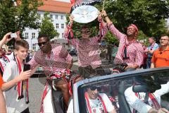 FC Ingolstadt 04 - Meisterfeier - Auto Corso vom Audi Sportpark in die Stadt - Paradeplatz Roger de Oliveira Bernardo (8, FCI) Cheftrainer Ralph Hasenhüttl (FCI) Marvin Matip (34, FCI) Meisterschale Bundesligaaufstieg