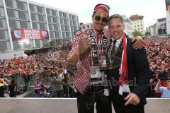 FC Ingolstadt 04 - Meisterfeier - Bundesliga Aufstieg - voller Rathausplatz - Stimmung - Fans - Verleihung Goldene Medaille der Stadt - Oberbürgermeister Dr. Christian Lösel mit Benjamin Hübner (5, FCI)