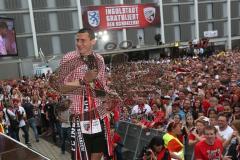 FC Ingolstadt 04 - Meisterfeier - Bundesliga Aufstieg - voller Rathausplatz - Stimmung - Fans - Ralph Gunesch (26, FCI) spricht vor den Fans und animiert zum Klatschen