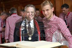 FC Ingolstadt 04 - Meisterfeier - Bundesliga Aufstieg - voller Rathausplatz - Stimmung - Fans - Historischer Sitzungssaal, Eintrag ins Goldene Buch - Oberbürgermeister Dr. Christian Lösel mit Stefan Wannenwetsch (22, FCI)