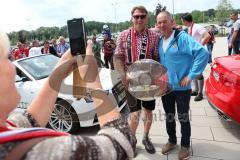 FC Ingolstadt 04 - Meisterfeier - Auto Corso vom Audi Sportpark in die Stadt - Fans Foto mit Cheftrainer Ralph Hasenhüttl (FCI) und der Meisterschale