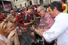 FC Ingolstadt 04 - Meisterfeier - Rathausplatz - Stimmung, Fans Fahnen Schal, Bundesligaaufstieg, voller Rathausplatz, Autogramme Selfies mit Vorsitzender des Vorstandes Peter Jackwerth (FCI) und Ex-Spieler Karl Meier