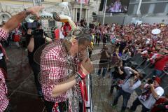 FC Ingolstadt 04 - Meisterfeier - Bundesliga Aufstieg - voller Rathausplatz - Stimmung - Fans - Ralph Gunesch (26, FCI) spricht vor den Fans und animiert zum Klatschen und bekommt Bierdusche von Torwart Ramazan Özcan (1, FCI)