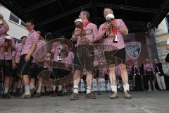 FC Ingolstadt 04 - Meisterfeier - Bundesliga Aufstieg - voller Rathausplatz - Stimmung - Fans - Sportdirektor Thomas Linke (FCI)  und Geschäftsführer Harald Gärtner (FCI) mit den Biergläsern