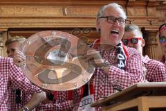 FC Ingolstadt 04 - Meisterfeier - Bundesliga Aufstieg - voller Rathausplatz - Stimmung - Fans - Historischer Sitzungssaal, Eintrag ins Goldene Buch - Vorsitzender des Vorstandes Peter Jackwerth (FCI) mit Meisterschale