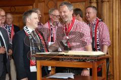 FC Ingolstadt 04 - Meisterfeier - Bundesliga Aufstieg - voller Rathausplatz - Stimmung - Fans - Historischer Sitzungssaal, Eintrag ins Goldene Buch - Oberbürgermeister Dr. Christian Lösel mit Sportdirektor Thomas Linke (FCI)