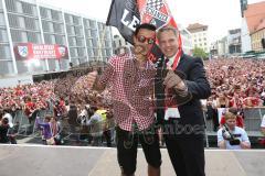 FC Ingolstadt 04 - Meisterfeier - Bundesliga Aufstieg - voller Rathausplatz - Stimmung - Fans - Verleihung Goldene Medaille der Stadt - Oberbürgermeister Dr. Christian Lösel mit Alfredo Morales (6, FCI)