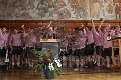 FC Ingolstadt 04 - Meisterfeier - Bundesliga Aufstieg - voller Rathausplatz - Stimmung - Fans - Historischer Sitzungssaal, Eintrag ins Goldene Buch - Oberbürgermeister Dr. Christian Lösel, hinter ihm feiert die Mannschaft