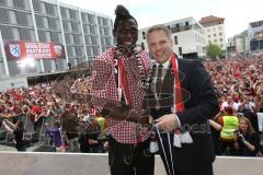 FC Ingolstadt 04 - Meisterfeier - Bundesliga Aufstieg - voller Rathausplatz - Stimmung - Fans - Verleihung Goldene Medaille der Stadt - Oberbürgermeister Dr. Christian Lösel mit Danny da Costa (21, FCI)