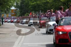 FC Ingolstadt 04 - Meisterfeier - Auto Corso vom Audi Sportpark in die Stadt - Start Manchinger Strasse Zuschauer Bundesligaaufstieg