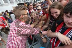 FC Ingolstadt 04 - Meisterfeier - Bundesliga Aufstieg - voller Rathausplatz - Stimmung - Fans - Autogramme und Selfies Fotos mit Lukas Hinterseer (16, FCI)