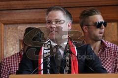 FC Ingolstadt 04 - Meisterfeier - Bundesliga Aufstieg - voller Rathausplatz - Stimmung - Fans - Historischer Sitzungssaal, Eintrag ins Goldene Buch - Oberbürgermeister Dr. Christian Lösel, hinter ihm feiert die Mannschaft