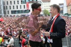 FC Ingolstadt 04 - Meisterfeier - Bundesliga Aufstieg - voller Rathausplatz - Stimmung - Fans - Verleihung Goldene Medaille der Stadt - Oberbürgermeister Dr. Christian Lösel mit Alfredo Morales (6, FCI)