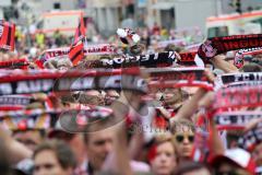 FC Ingolstadt 04 - Meisterfeier - Bundesliga Aufstieg - voller Rathausplatz - Stimmung - Fans - 9000 Zuschauer Fans zeiogen ihre Fanschals