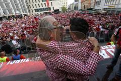 FC Ingolstadt 04 - Meisterfeier - Rathausplatz - Stimmung, Fans Fahnen Schal, Bundesligaaufstieg, Voller Rathausplatz Vorsitzender des Vorstandes Peter Jackwerth (FCI) mit Alfredo Morales (6, FCI) singen