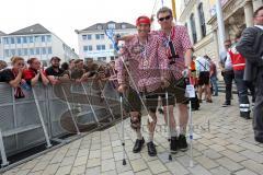 FC Ingolstadt 04 - Meisterfeier - Bundesliga Aufstieg - voller Rathausplatz - Stimmung - Fans - Fitnesstrainer Jörg Mikoleit (FCI) und Co-Trainer Michael Henke (FCI) mit Krücken