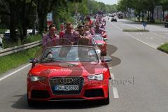 FC Ingolstadt 04 - Meisterfeier - Auto Corso vom Audi Sportpark in die Stadt - Manchinger Strasse Zuschauer Bundesligaaufstieg