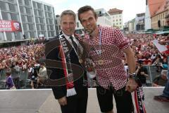 FC Ingolstadt 04 - Meisterfeier - Bundesliga Aufstieg - voller Rathausplatz - Stimmung - Fans - Verleihung Goldene Medaille der Stadt - Stefan Wannenwetsch (22, FCI)