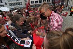 FC Ingolstadt 04 - Meisterfeier - Rathausplatz - Stimmung, Fans Fahnen Schal, Bundesligaaufstieg, voller Rathausplatz, Autogramme Selfies mit Lukas Hinterseer (16, FCI)