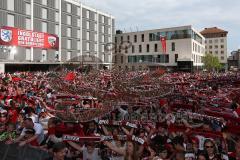 FC Ingolstadt 04 - Meisterfeier - Rathausplatz - Stimmung, Fans Fahnen Schal, Bundesligaaufstieg, Voller Rathausplatz