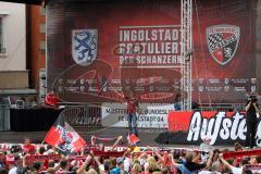 FC Ingolstadt 04 - Meisterfeier - Rathausplatz - Stimmung, Fans Fahnen Schal, Bundesligaaufstieg, voller Rathausplatz, Stadionsprecher Italo Mele mit Fanfahne