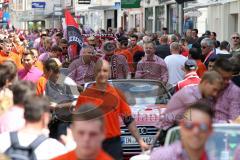 FC Ingolstadt 04 - Meisterfeier - Auto Corso vom Audi Sportpark in die Stadt - Fußgängerzone Geschäftsführer Harald Gärtner (FCI) Co-Trainer Michael Henke (FCI) Sportdirektor Thomas Linke (FCI)  bei den Zuschauern Bundesligaaufstieg